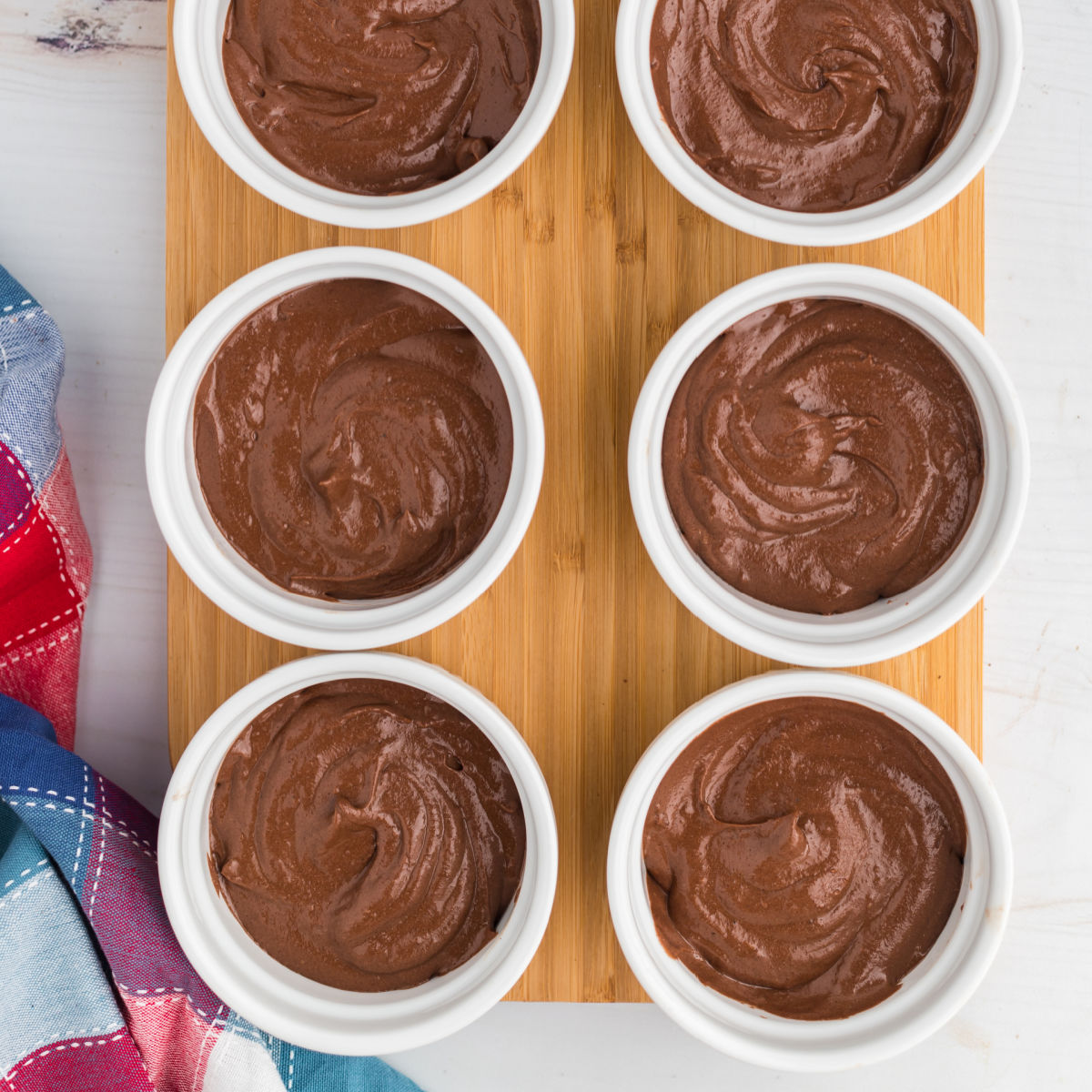 You don't need sugar to get your chocolate fix! This Sugar Free Chocolate Pudding is is velvety smooth, creamy and unbelievably easy to make. Served chilled, it's the perfect dessert for a dinner party or any family meal!