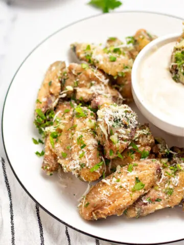 cropped-garlic-parmesan-chicken-wings-served.jpg