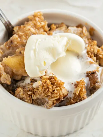 Get your apple dessert fix with this Sugar Free Apple Crisp recipe! Juicy apples, fragrant cinnamon and a perfect crumble topping make this low carb dessert an instant favorite.