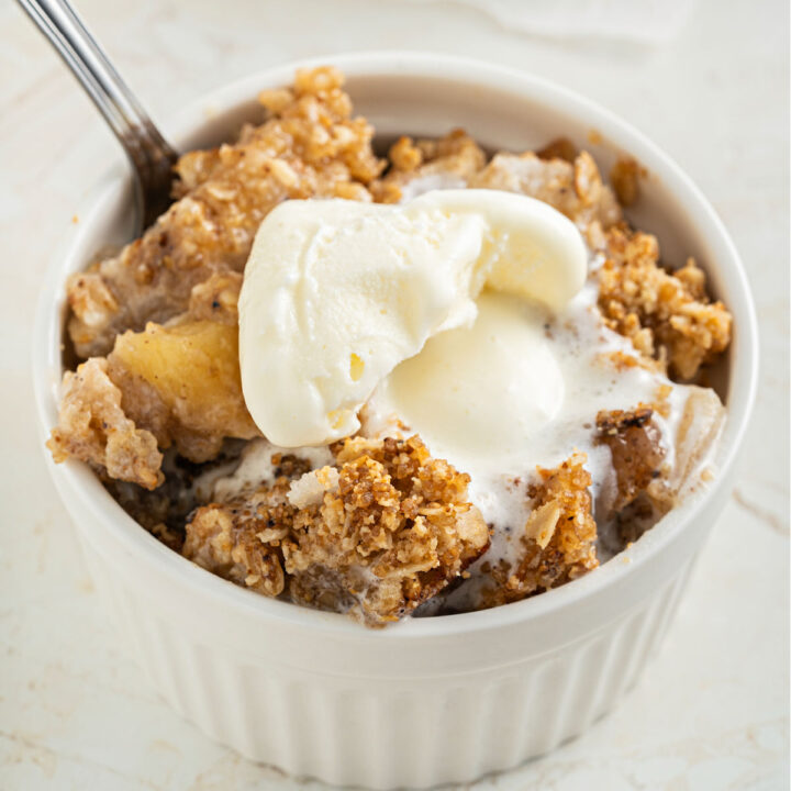 Get your apple dessert fix with this Sugar Free Apple Crisp recipe! Juicy apples, fragrant cinnamon and a perfect crumble topping make this low carb dessert an instant favorite.